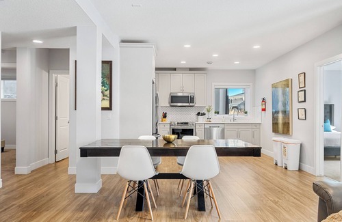 Signal Hill House | Bright Nature Escape 2BR Walkout Suite w/Patio