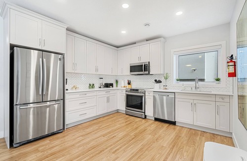 Signal Hill House | Bright Nature Escape 2BR Walkout Suite w/Patio