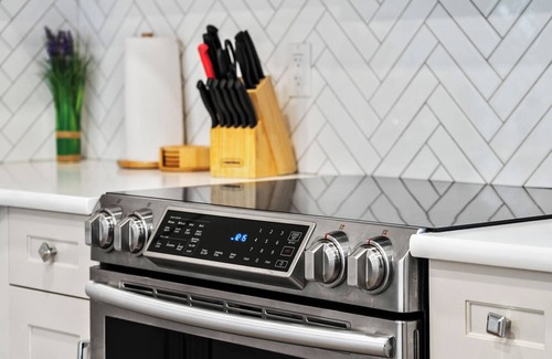 Signal Hill House | Bright Nature Escape 2BR Walkout Suite w/Patio