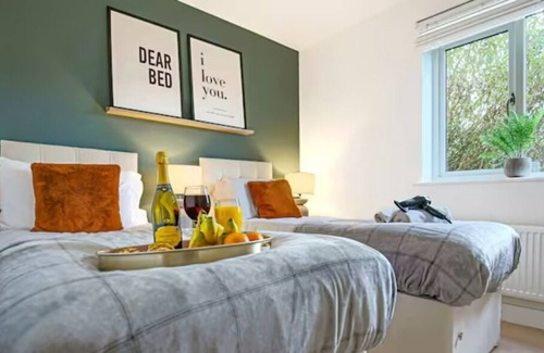 Milton Keynes Apartment | Broughton Apartment with Balcony