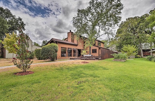 Briarcrest Estates Cottage | Bryan Home w/Deck & Yard ~ 4 Mi to Texas A & M!