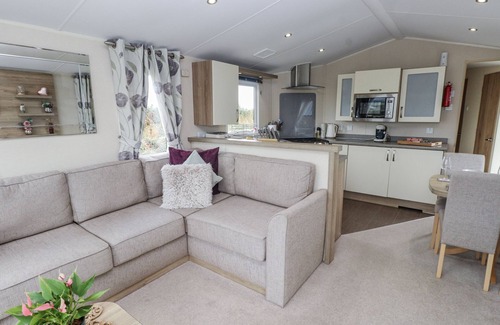Garn Fadryn Cottage | BRYNCRIN, family friendly, with hot tub in Morfa Nefyn