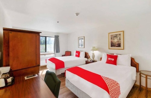 Portage Hotel | Budget-Friendly Stay Near Portage Riverwalk + Shopping & Hiking