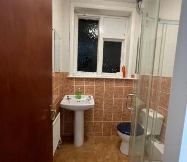 Luton House | Budget Stay In Luton 02 02
