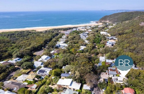 Killcare House | Bush and Bay Setting With Easy Walk To Beach