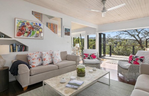 Killcare House | Bush and Bay Setting With Easy Walk To Beach