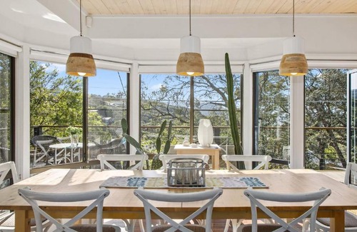 Killcare House | Bush and Bay Setting With Easy Walk To Beach