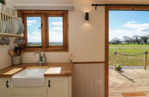 Crediton House | Buzzards