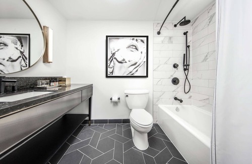 Downtown Houston Hotel | C. Baldwin, Curio Collection by Hilton