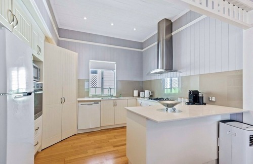 Camp Hill House | Camphill Retreat - 3BD, 7Km to Brisbane CBD