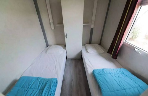 Vic-la-Gardiole Ski Chalet | Camping Flower Altea* - Standard 3-room chalet for 4 people with air conditioning