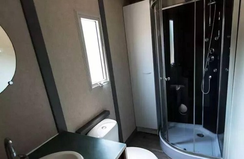 Vic-la-Gardiole Ski Chalet | Camping Flower Altea* - Standard 3-room chalet for 4 people with air conditioning