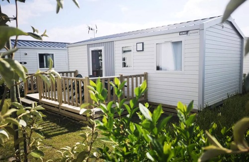 Stella-Plage House | Campsite La Forêt Stella-Plage * - Vacation Cottage - 2 Bedrooms - 27m2 - Wooden terrace 5 persons
