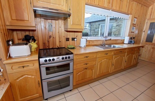 Aisgernis Cottage | CANACH COTTAGE, pet friendly in Daliburgh, Isle Of South Uist