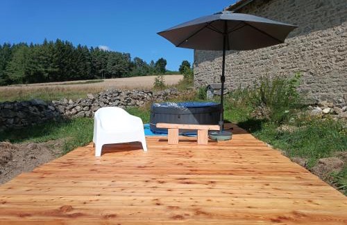 Sauvessanges Other | Caravane Vintage Atypique avec jacuzzi à la campagne