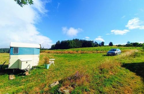 Sauvessanges Other | Caravane Vintage Atypique avec jacuzzi à la campagne
