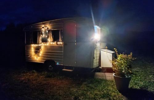 Sauvessanges Other | Caravane Vintage Atypique avec jacuzzi à la campagne
