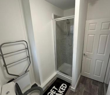 Grangetown Apartment | Cardiff flat 3 mins to city centre sleeps up to 6