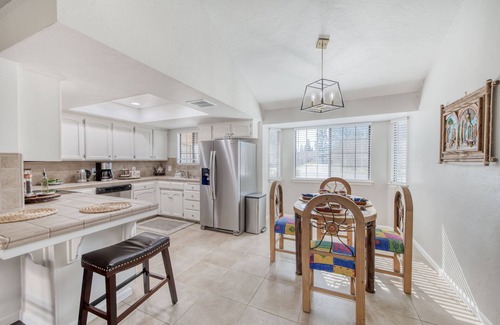 Raisin House | Casa Barrera Soothing 3-Bedroom Home in a North East Fresno!