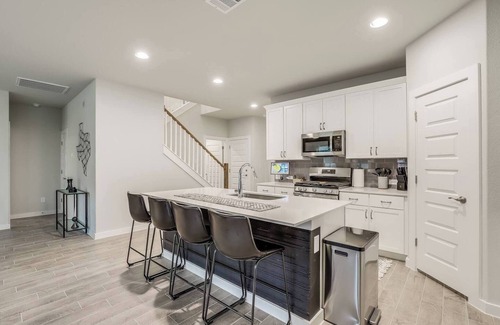 Travis County House | Casa Comano – 5BR Comfort & Media Lounges | EV+