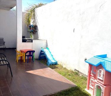 Torreon House | Casa completa y equipada 4 habitaciones 6 camas asador y juguetes para niños A 10 minutos de parques industriales, clínicas 71 y 16 del IMSS y del ISSSTE juegos Arcade