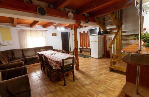 Vartop House | Casa Cornel