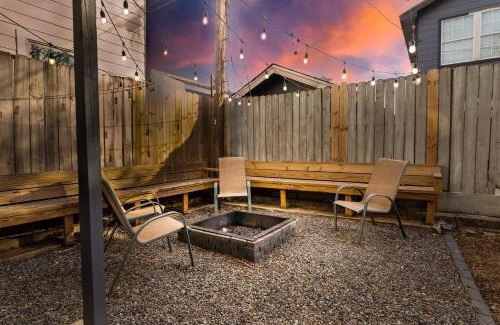Greater Heights House | Casa Hosum - 7 mins Downtown Sleeps 9 King Bed Fenced Yard