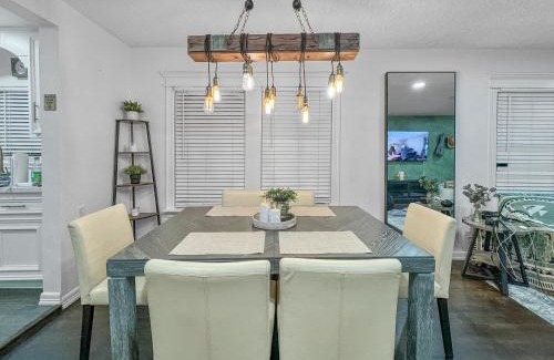 Greater Heights House | Casa Hosum - 7 mins Downtown Sleeps 9 King Bed Fenced Yard