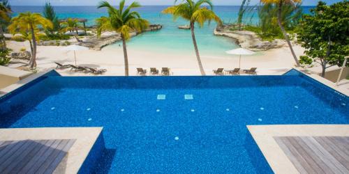 George Town Apartment | Casa Luna 17 - Gated Seaside Village with Shared Pool, Jacquzi, & Beach Cove