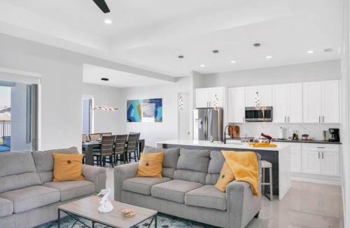 Mariner House | Casa Sevilla, heated pool, sleeps 9, 4B3B