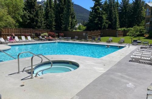 Village North Hotel | Cascade Lodge suite WIFI cable TV 2 hot tubs pool gym sauna bike & ski room