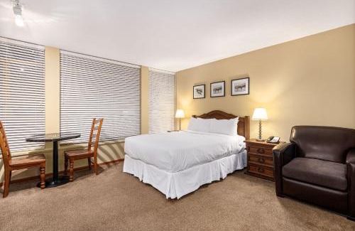 Village North Hotel | Cascade Lodge suite WIFI cable TV 2 hot tubs pool gym sauna bike & ski room