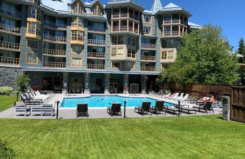 Village North Hotel | Cascade Lodge suite WIFI cable TV 2 hot tubs pool gym sauna bike & ski room