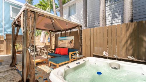 Uptown - Upper Duval House | Casita de Catherine by AvantStay 1 Block to Duval St w Hot Tub