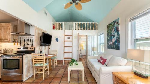Uptown - Upper Duval House | Casita de Catherine by AvantStay 1 Block to Duval St w Hot Tub