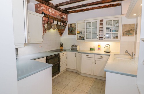 Warwick Town Centre Apartment | Castle View