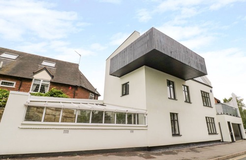 Warwick Town Centre Apartment | Castle View