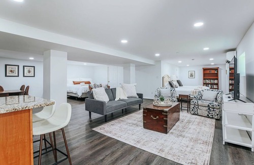 Jefferson Park Avenue Apartment | Cavalier Cocoon: Studio + Walk to uva Grounds