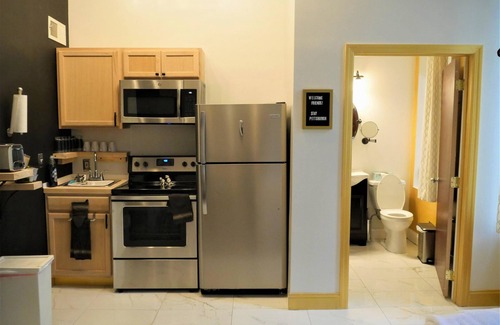 Downtown Pittsburgh Apartment | Central Downtown Queen Bed Walk to all Venues