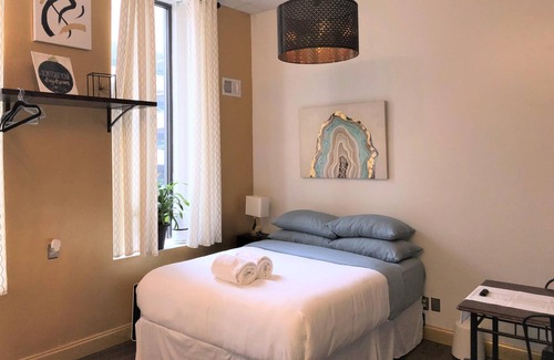 Downtown Pittsburgh Apartment | Central Downtown Queen Bed Walk to all Venues