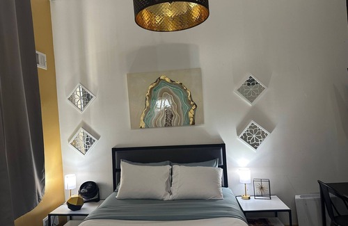 Downtown Pittsburgh Apartment | Central Downtown Queen Bed Walk to all Venues