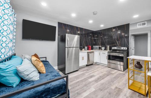 Houston Heights Apartment | Central Heights 2BR Oasis with Pool & Free Park