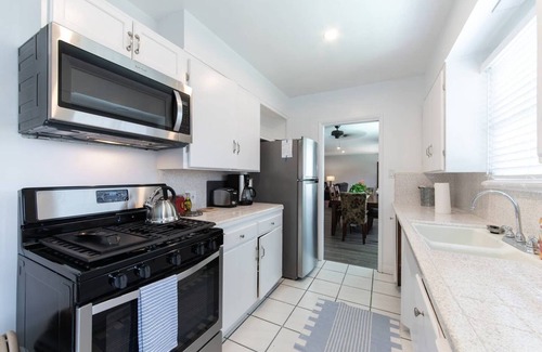 Eastside House | Centrally located in Long Beach, between LA and Orange County-with dipping Pool.