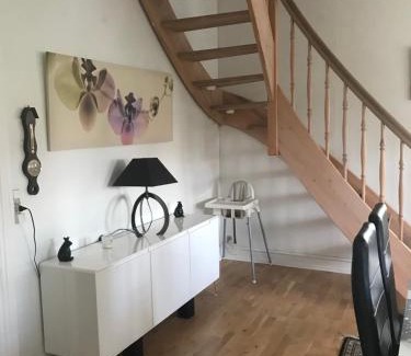 Gentofte Apartment | Centralt i Gentofte i 2 plan, ved S-Tog og busser