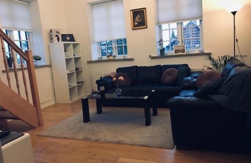 Gentofte Apartment | Centralt i Gentofte i 2 plan, ved S-Tog og busser