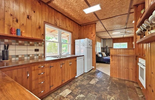 Amity Point House | Chalet style home close to beach