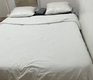 Montereau-Fault-Yonne House | Chambre pinselccc