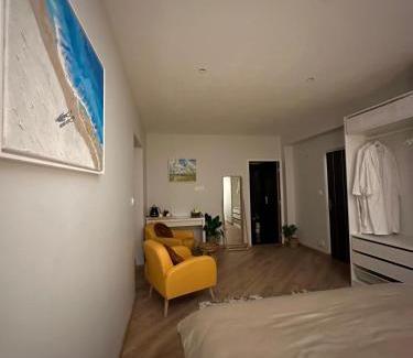 Domagne House | Chambre privée avec salle de bain