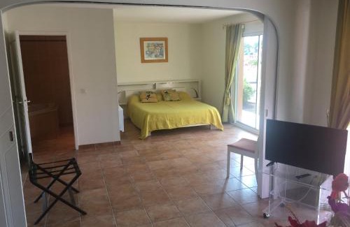 Varetz Bed & Breakfast | Chambres d'Hôtes La Coloniale