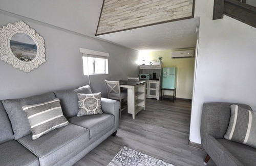 Dickinson Cottage | Charming 1-bedroom cottage in Dickinson,Tx with WiFi,